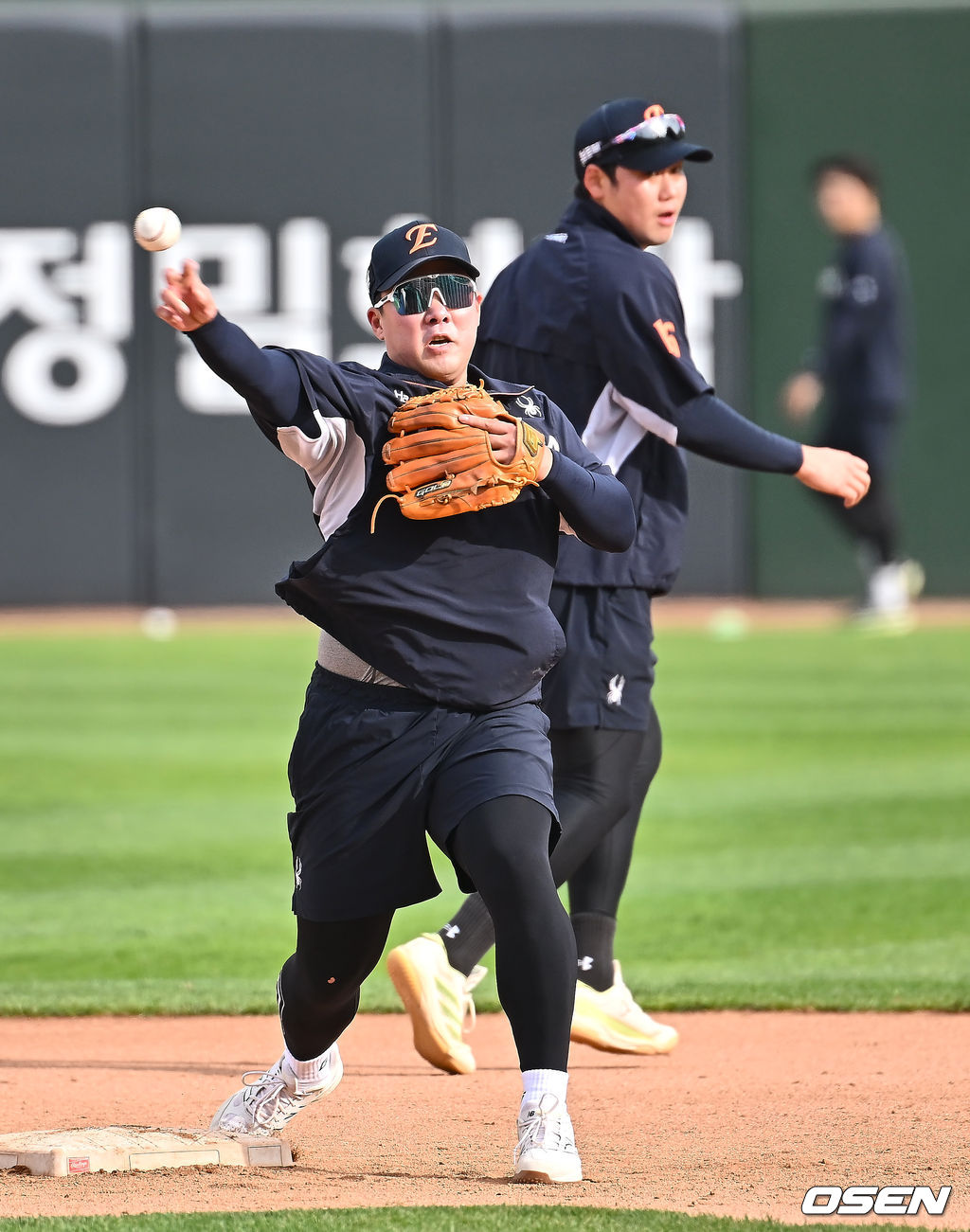 23일 부산 사직야구장에서 2025 신한 SOL 뱅크 KBO 리그 롯데 자이언츠와 한화 이글스의 경기가 열린다. 홈팀 롯데는 반즈, 방문팀 한화는 와이스가 선발 출전했한다.한화 이글스 안치홍이 훈련을 하고 있다. 2025.04.23 / foto0307@osen.co.kr