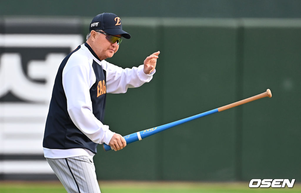 23일 부산 사직야구장에서 2025 신한 SOL 뱅크 KBO 리그 롯데 자이언츠와 한화 이글스의 경기가 열린다. 홈팀 롯데는 반즈, 방문팀 한화는 와이스가 선발 출전했한다.한화 이글스 김경문 감독이 선수들의 훈련을 지켜보고 있다. 2025.04.23 / foto0307@osen.co.kr
