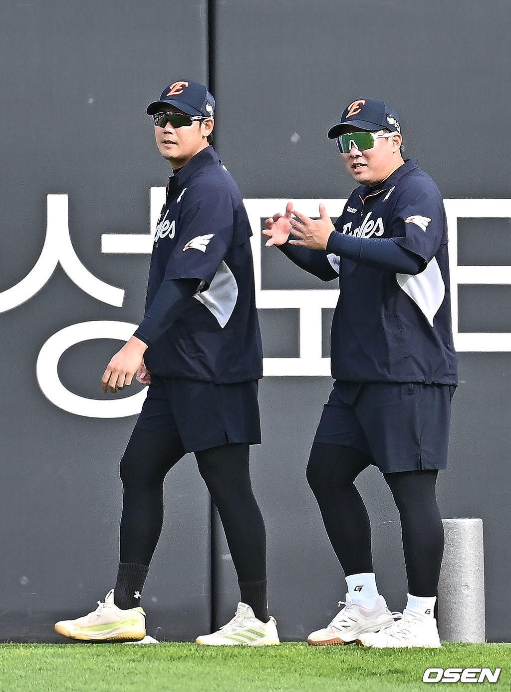 23일 부산 사직야구장에서 2025 신한 SOL 뱅크 KBO 리그 롯데 자이언츠와 한화 이글스의 경기가 열린다. 홈팀 롯데는 반즈, 방문팀 한화는 와이스가 선발 출전했한다.한화 이글스 안치홍이 1군에 올라와 하주석과 외야에서 몸을 풀고 있다. 2025.04.23 / foto0307@osen.co.kr