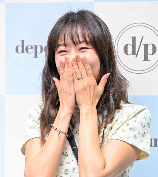 18일 오전 서울 용산구 드파운드 한남 쇼룸에서 여름 컬렉션 론칭 행사가 열렸다.<br /><br />이날 25 S/S 컬렉션으로 스타일링을 한 배우 공효진이 참석해 ‘공블리’라는 애칭에 맞게 싱그러운 미소로 행사를 빛냈다.<br /><br />배우 공효진이 포즈를 취하고 있다. 2025.04.18 / jpnews@osen.co.kr