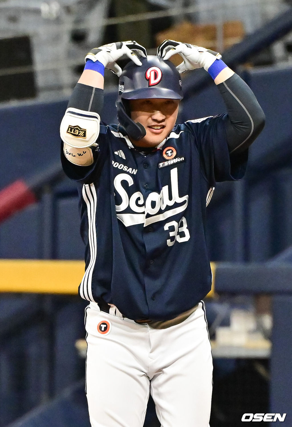 23일 오후 서울 고척스카이돔에서 ‘2025 신한 SOL BANK KBO리그’ 키움 히어로즈와 두산 베어스의 경기가 진행됐다.이날 키움은 김윤하를, 두산은 김유성을 선발투수로 내세웠다.5회초 2사 만루 두산 대타 김인태가 역전 2타점 적시타를 날리고 세리머니를 하고 있다 .    2025.04.23 / soul1014@osen.co.kr