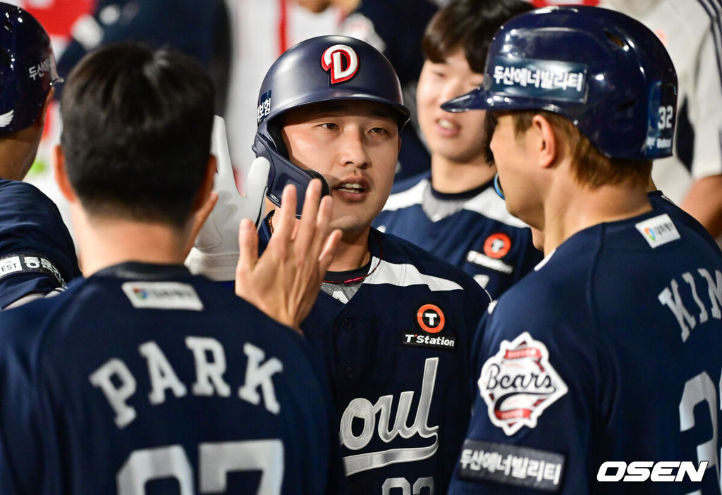 23일 오후 서울 고척스카이돔에서 ‘2025 신한 SOL BANK KBO리그’ 키움 히어로즈와 두산 베어스의 경기가 진행됐다.이날 키움은 김윤하를, 두산은 김유성을 선발투수로 내세웠다.5회초 2사 만루 두산 대타 김인태가 역전 2타점 적시타를 날린뒤 동료들의 축하를 받고 있다 2025.04.23 / soul1014@osen.co.kr