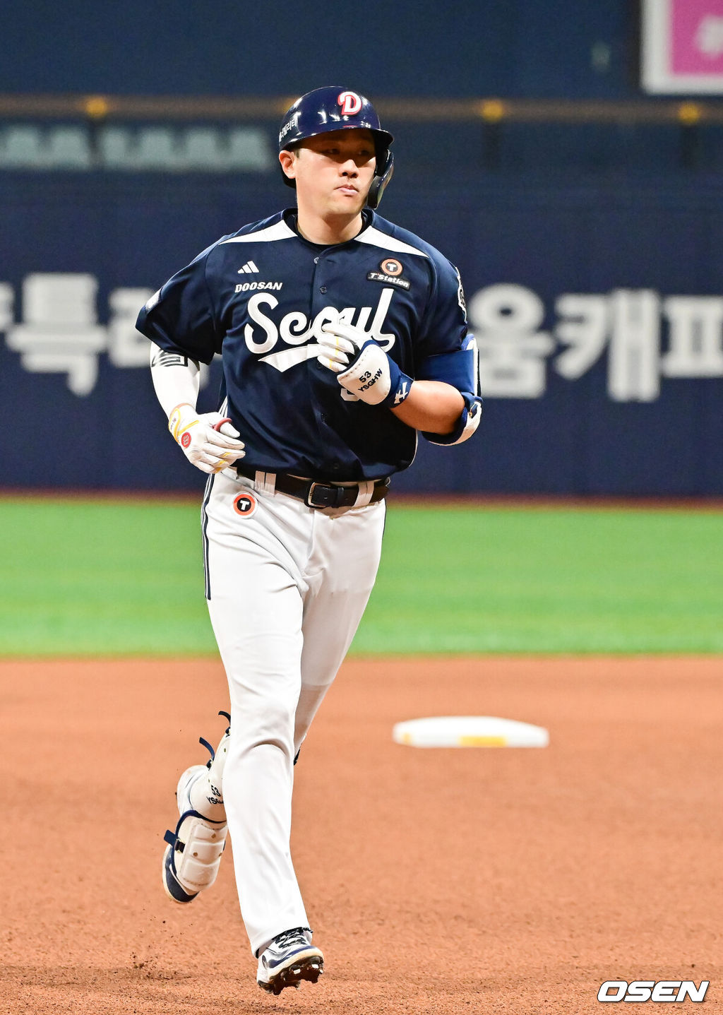 23일 오후 서울 고척스카이돔에서 ‘2025 신한 SOL BANK KBO리그’ 키움 히어로즈와 두산 베어스의 경기가 진행됐다.이날 키움은 김윤하를, 두산은 김유성을 선발투수로 내세웠다.6회초 2사 두산 양석환이 솔로홈런을 날린뒤 베이스를 돌고 있다 2025.04.23 /