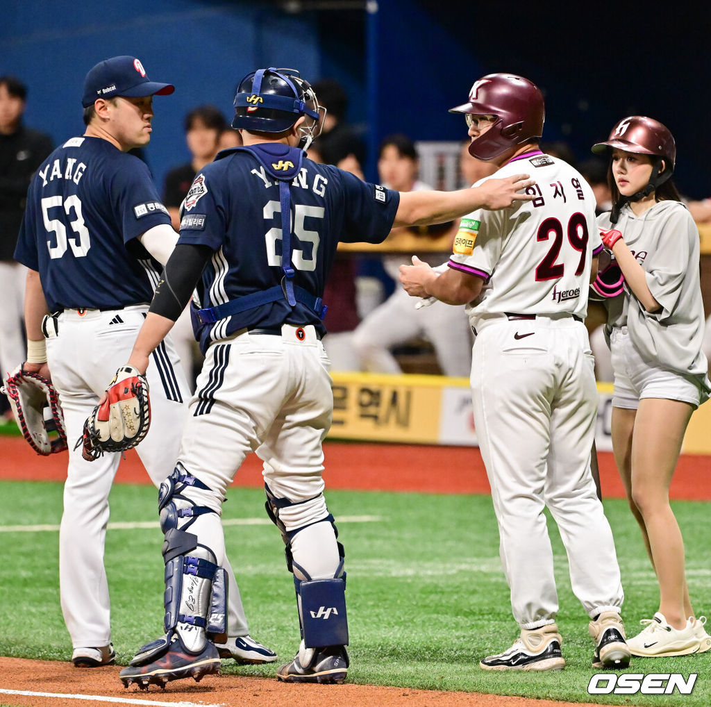푸이그, 왜 배트 들고 분노했나…김유성 위협구에 벤클+사구-사구-사구-사구-사구 대혼란, 고척에 무슨 일이 [오!쎈 고척]