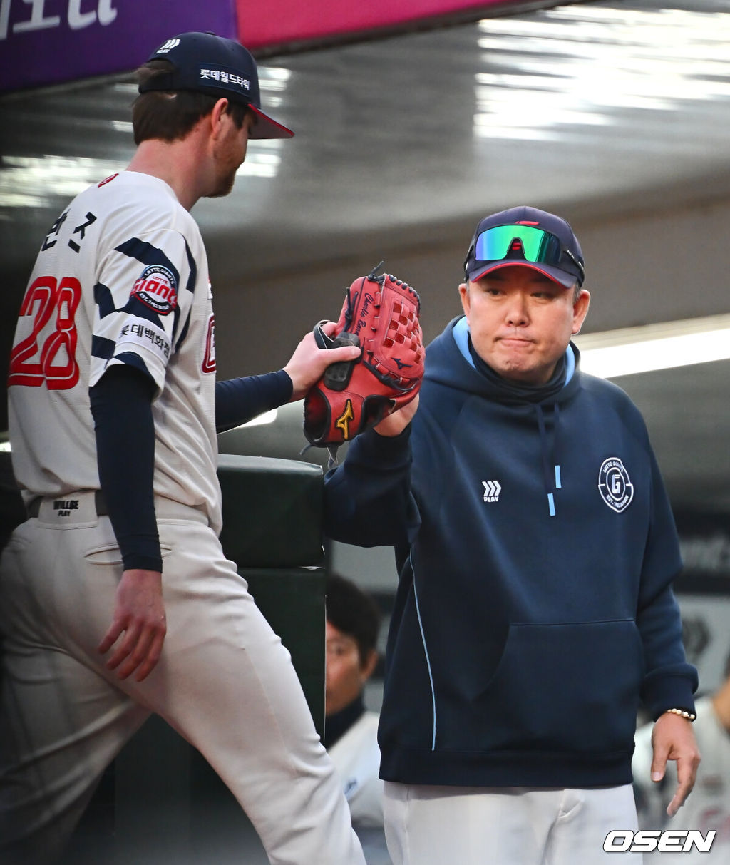 16일 부산 사직야구장에서 2025 신한 SOL 뱅크 KBO 리그 롯데 자이언츠와 키움 히어로즈의 경기가 열렸다. 홈팀 롯데는 반즈, 방문팀 키움은 하영민이 선발 출전했다.롯데 자이언츠 선발 투수 반즈가 1회초 수비를 마치고 주형광 코치와 하이파이브를 하고 있다. 2025.04.16 / foto0307@osen.co.kr