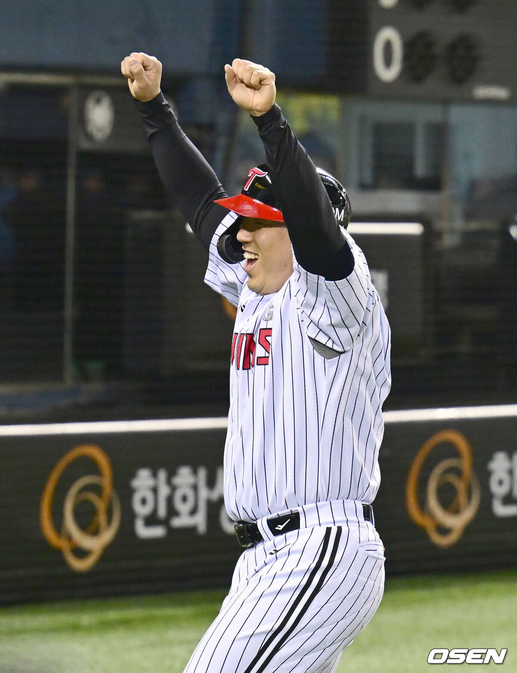 23일 오후 서울 잠실야구장에서 2025 신한 SOL Bank KBO리그 LG 트윈스와 NC 다이노스의 경기가 열렸다.LG는 송승기, NC는 로건을 선발 투수로 내세웠다.7회말 종료 후 LG 김현수가 더그아웃으로 이동하고 있다. 2025.04.23 / ksl0919@osen.co.kr