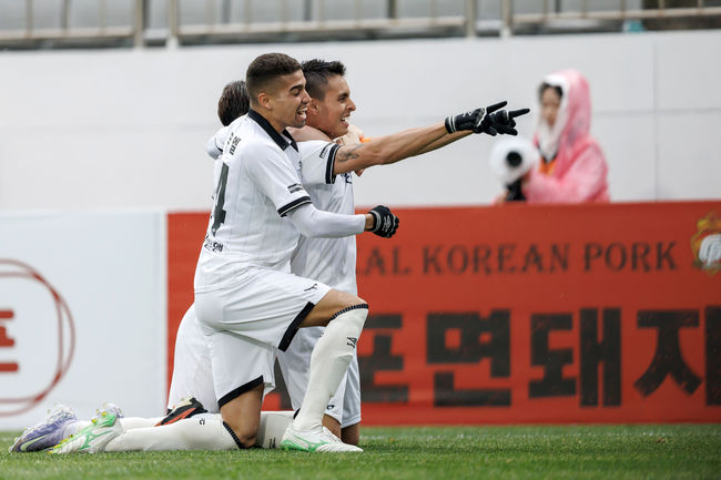 '외국인 공격수 폭발' 수원 vs '8경기 3실점' 성남, 상위권에서 붙는다...K리그2 9R 프리뷰