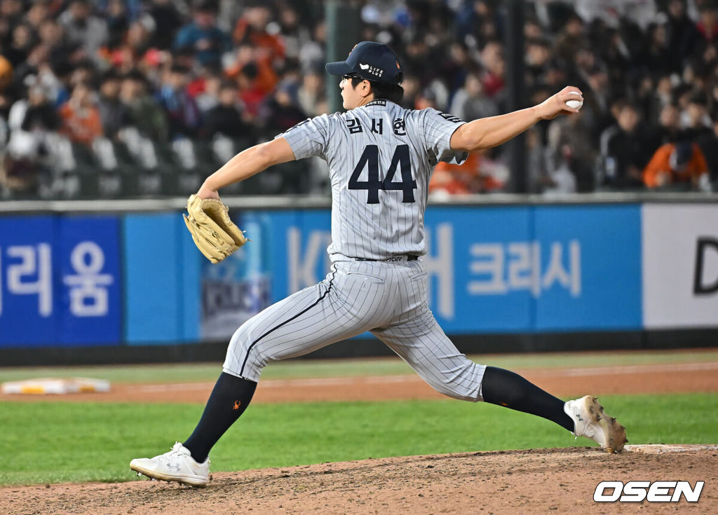 23일 부산 사직야구장에서 2025 신한 SOL 뱅크 KBO 리그 롯데 자이언츠와 한화 이글스의 경기가 열렸다. 홈팀 롯데는 반즈, 방문팀 한화는 와이스가 선발 출전했다.한화 이글스 김서현이 역투하고 있다. 2025.04.23 / foto0307@osen.co.kr