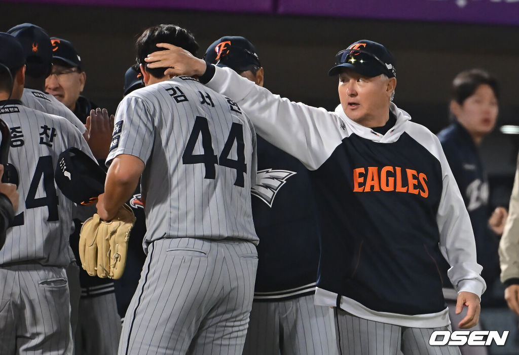 23일 부산 사직야구장에서 2025 신한 SOL 뱅크 KBO 리그 롯데 자이언츠와 한화 이글스의 경기가 열렸다. 홈팀 롯데는 반즈, 방문팀 한화는 와이스가 선발 출전했다.한화 이글스 김경문 감독이 롯데 자이언츠에 6-4로 승리, 마무리 김서현과 8연승 기쁨을 나누고 있다. 2025.04.23 / foto0307@osen.co.kr