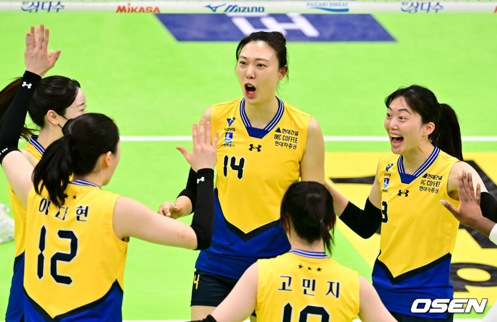 13일 오후 수원실내체육관에서 도드람 V리그 여자부 6라운드 현대건설과 IBK기업은행의 경기가 열렸다.홈팀 현대건설은 20승 14패로 리그 2위, 원정팀 IBK기업은행은 14승 20패로 5위를 기록 중이다.1세트 현대건설이 이다현 서브에이스에 환호하고 있다. 2024.03.13 /cej@osen.co.kr