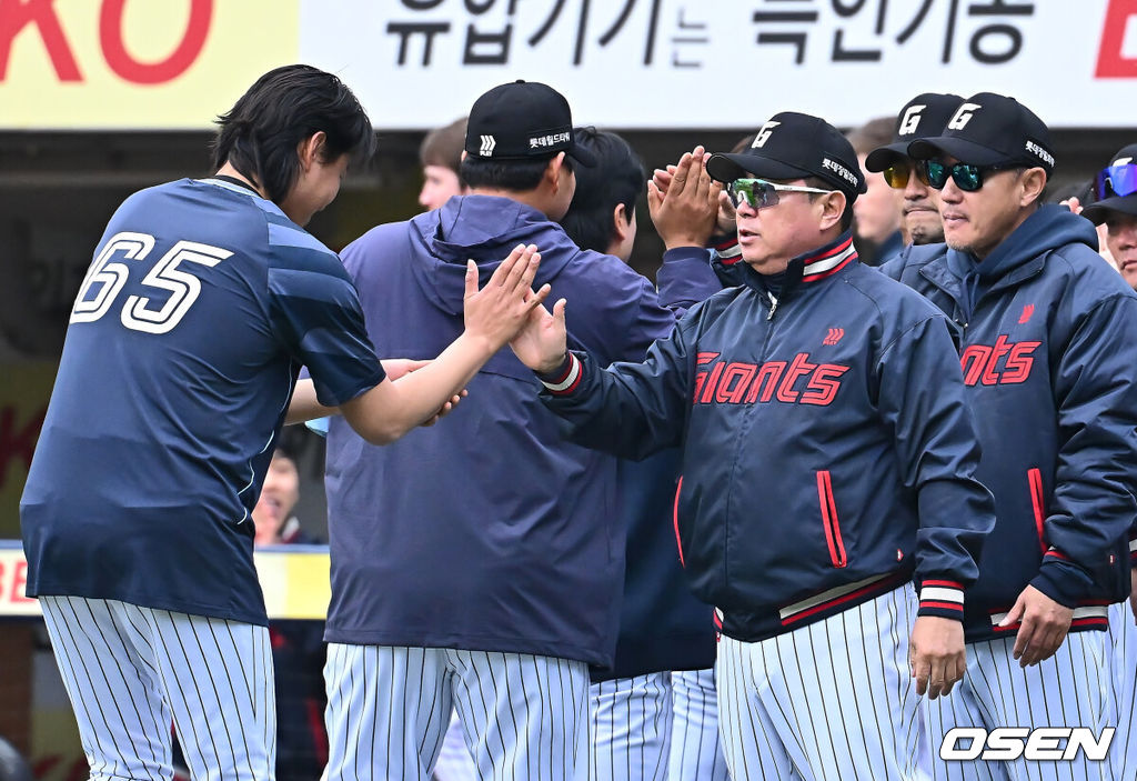 20일 대구삼성라이온즈파크에서 2025 신한 SOL 뱅크 KBO 리그 삼성 라이온즈와 롯데 자이언츠의 경기가 열렸다. 홈팀 삼성은 후라도가, 방문팀 롯데는 나균안이 선발 출전했다. 롯데 자이언츠 김태형 감독이 삼성 라이온즈에 4-3으로 승리한 후 정철원과 하이파이브를 하고 있다. 2025.04.20 / foto0307@osen.co.kr