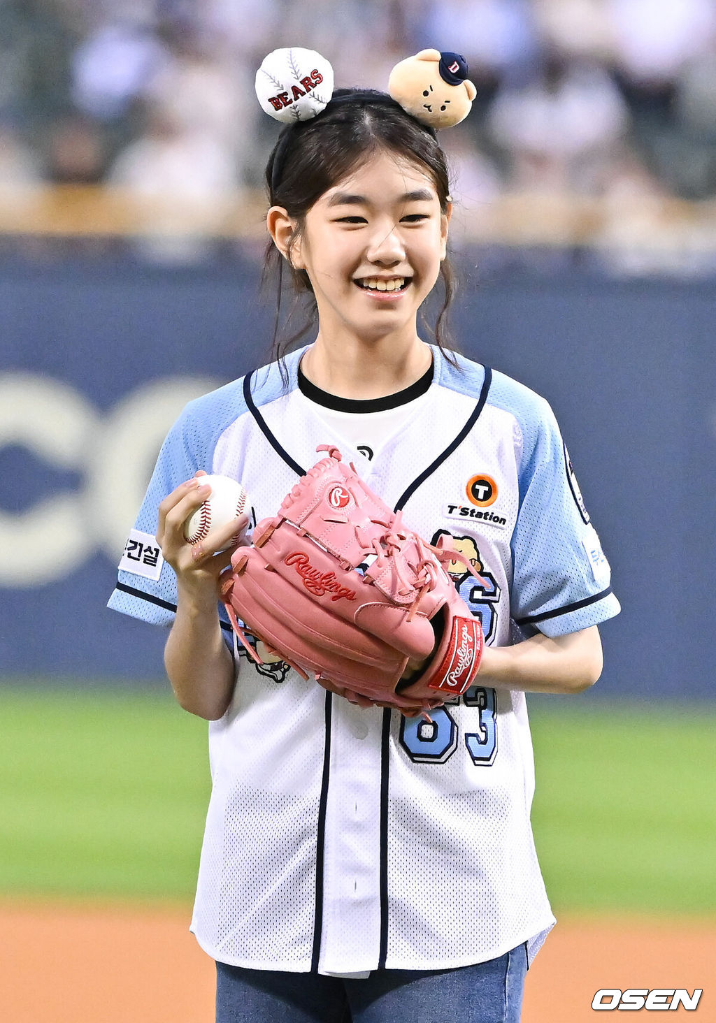 19일 오후 서울 잠실구장에서 ‘2024 신한 SOL BANK KBO리그’ 두산 베어스와 KIA 타이거즈의 경기가 진행됐다.이날 두산은 최승용을, KIA는 스타우트를 선발투수로 내세웠다.경기 앞서 아역배우 박소이가 시구하고 있다.   2024.09.19  / soul1014@osen.co.kr