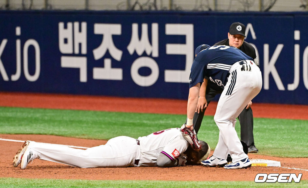 23일 오후 서울 고척스카이돔에서 ‘2025 신한 SOL BANK KBO리그’ 키움 히어로즈와 두산 베어스의 경기가 진행됐다.이날 키움은 김윤하를, 두산은 김유성을 선발투수로 내세웠다.2회말 1사 1루 키움 임지열의 타석때 귀루 과정서 땅에 어깨를 부딪힌 푸이그가 고통스러워하고 있다. 2025.04.23 / soul1014@osen.co.kr
