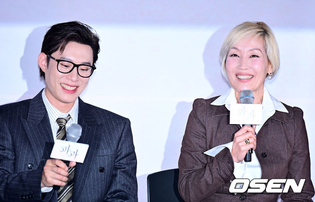24일 오후 서울 용산구 한강로동 CGV 용산아이파크몰에서 영화 ‘파과' 언론시사회가 열렸다.