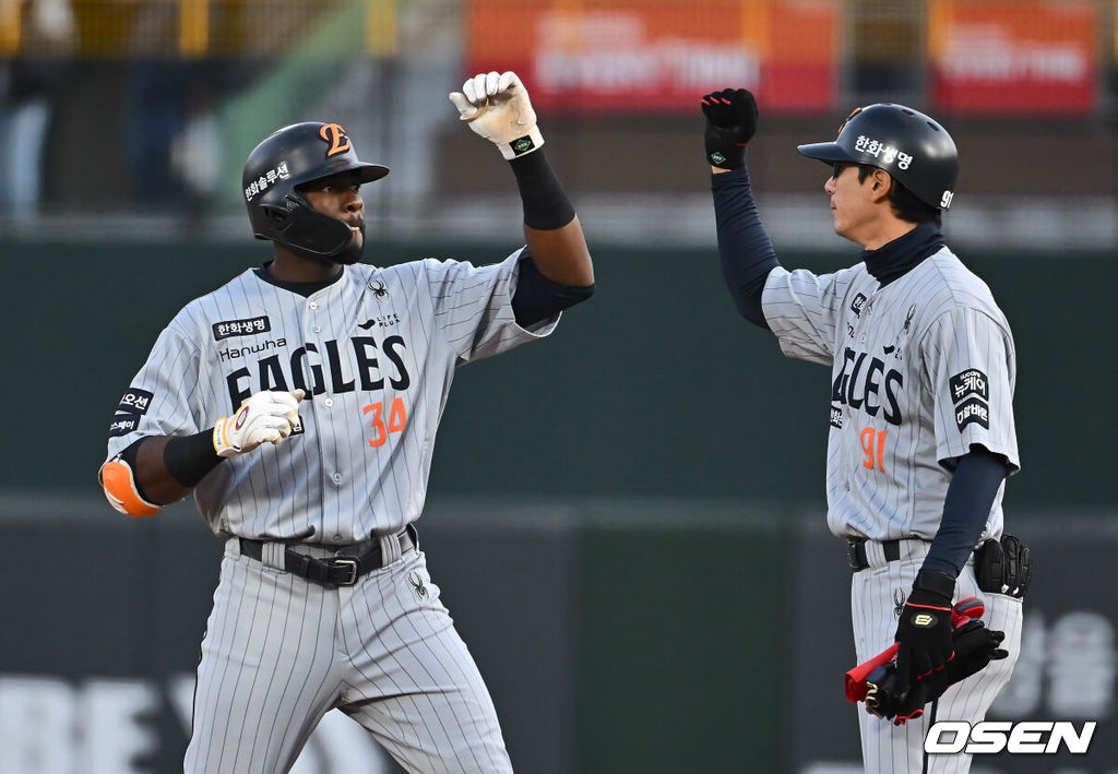 23일 부산 사직야구장에서 2025 신한 SOL 뱅크 KBO 리그 롯데 자이언츠와 한화 이글스의 경기가 열렸다. 홈팀 롯데는 반즈, 방문팀 한화는 와이스가 선발 출전했다.한화 이글스 플로리얼이 1회초 무사 1루 우중간 안타를 치고 하이파이브를 하고 있다. 2025.04.23 / foto0307@osen.co.kr