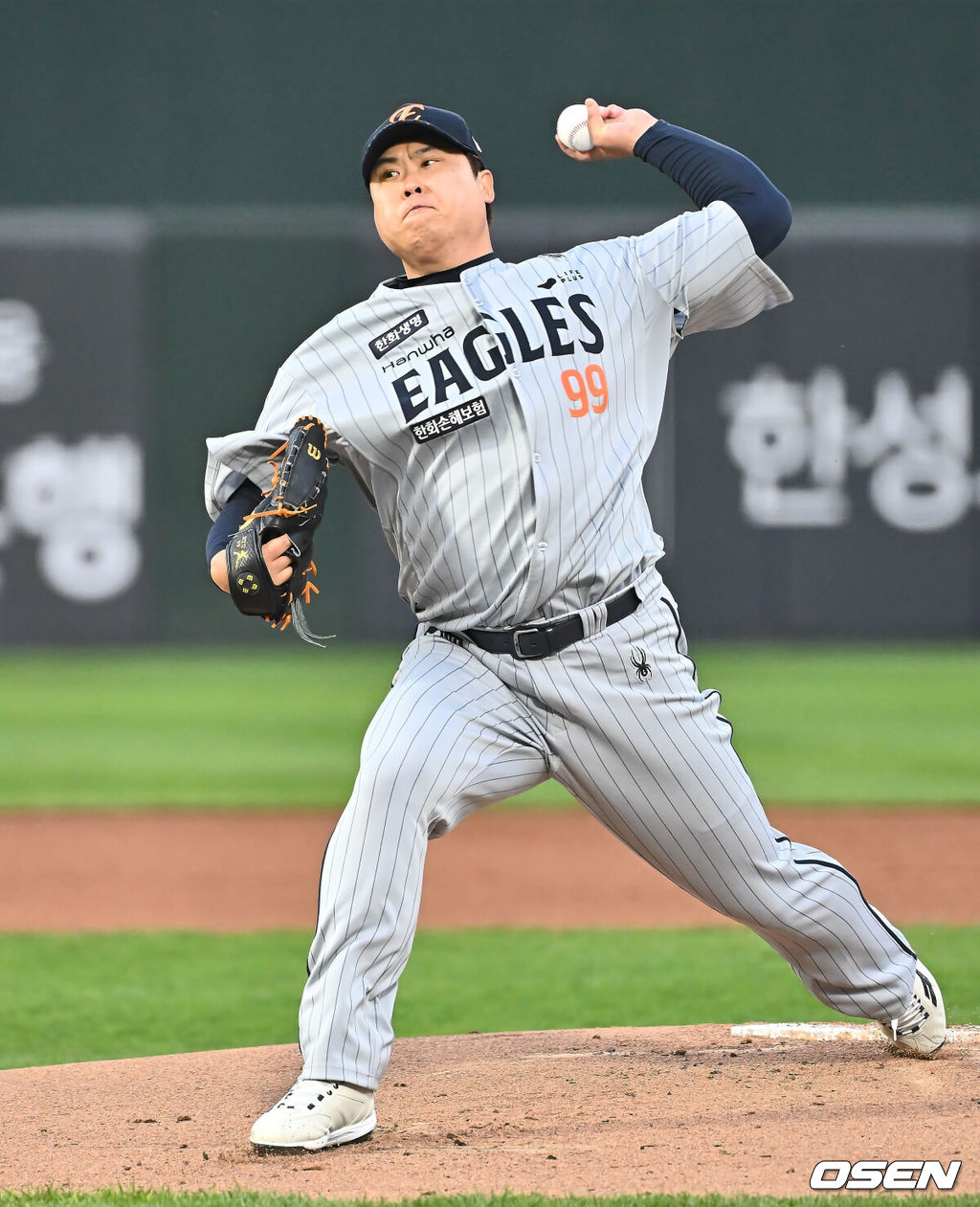 24일 부산 사직야구장에서 2025 신한 SOL 뱅크 KBO 리그 롯데 자이언츠와 한화 이글스의 경기가 열렸다. 홈팀 롯데는 박세웅, 방문팀 한화는 류현진이 선발 출전했다.한화 이글스 선발 투수 류현진이 역투하고 있다. 2025.04.24 / foto0307@osen.co.kr