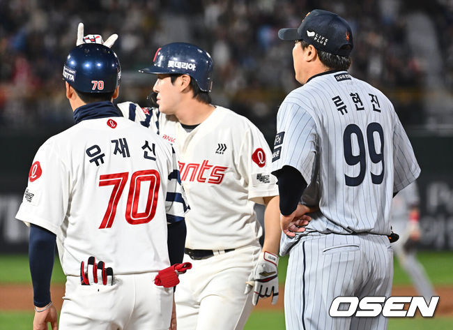 [OSEN=부산, 이석우 기자] 24일 부산 사직야구장에서 2025 신한 SOL 뱅크 KBO 리그 롯데 자이언츠와 한화 이글스의 경기가 열렸다. 홈팀 롯데는 박세웅, 방문팀 한화는 류현진이 선발 출전했다.한화 이글스 류현진이 6회말 1사 만루 롯데 자이언츠 나승엽의 우익수 앞 2타점 안타때 1루 베이스 커버를 들어가 아쉬워하고 있다. 2025.04.24 / foto0307@osen.co.kr