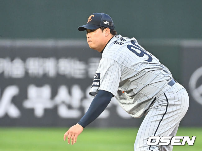 [OSEN=부산, 이석우 기자] 24일 부산 사직야구장에서 2025 신한 SOL 뱅크 KBO 리그 롯데 자이언츠와 한화 이글스의 경기가 열렸다. 홈팀 롯데는 박세웅, 방문팀 한화는 류현진이 선발 출전했다.한화 이글스 선발 투수 류현진이 역투하고 있다. 2025.04.24 / foto0307@osen.co.kr