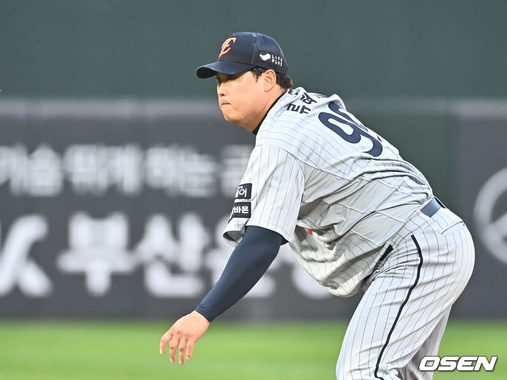 24일 부산 사직야구장에서 2025 신한 SOL 뱅크 KBO 리그 롯데 자이언츠와 한화 이글스의 경기가 열렸다. 홈팀 롯데는 박세웅, 방문팀 한화는 류현진이 선발 출전했다.한화 이글스 선발 투수 류현진이 역투하고 있다. 2025.04.24 / foto0307@osen.co.kr