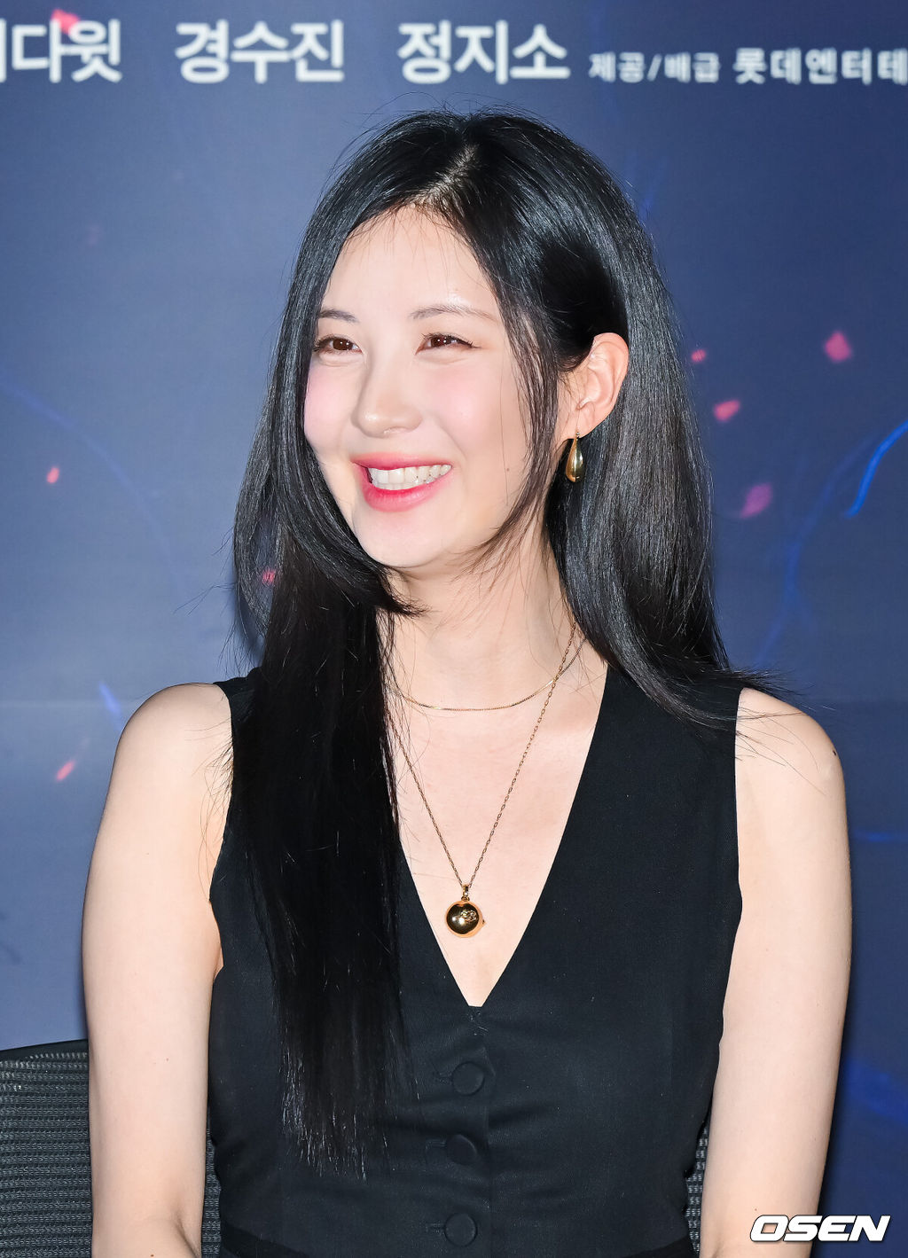 21일 서울 잠실 롯데월드타워 롯데시네마에서 영화 '거룩한 밤: 데몬 헌터스'(감독 임대희) 언론시사회가 진행됐다.'거룩한 밤: 데몬 헌터스'는 악을 숭배하는 집단에 의해 혼란에 빠진 도시, 특별한 능력을 갖춘 어둠의 해결사 '거룩한 밤' 팀 바우(마동석), 샤론(서현), 김군(이다윗)이 악의 무리를 처단하는 오컬트 액션이다.배우 서현이 미소 짓고 있다.   2025.04.21 / soul1014@osen.co.kr