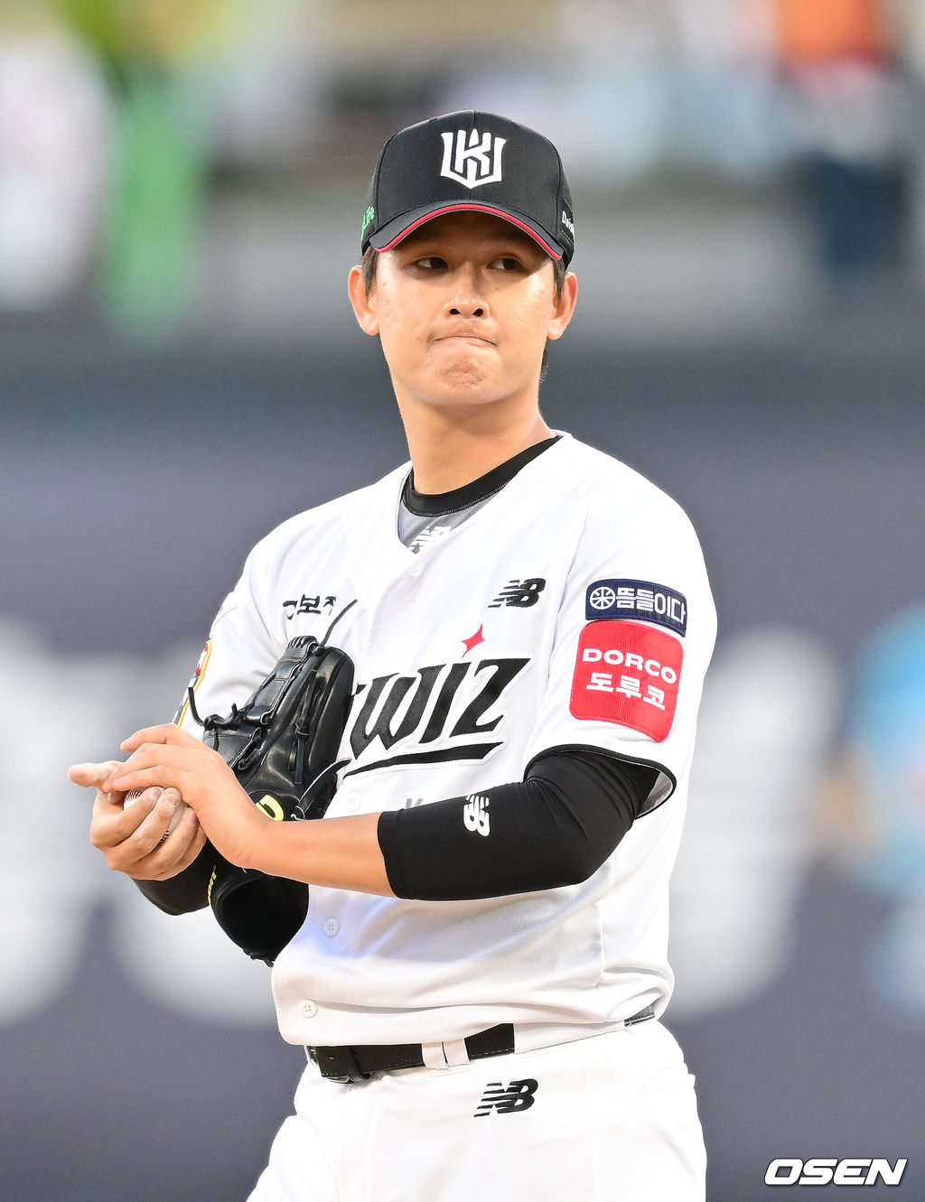 KT 선발 강건,&apos;연이는 볼넷&apos;