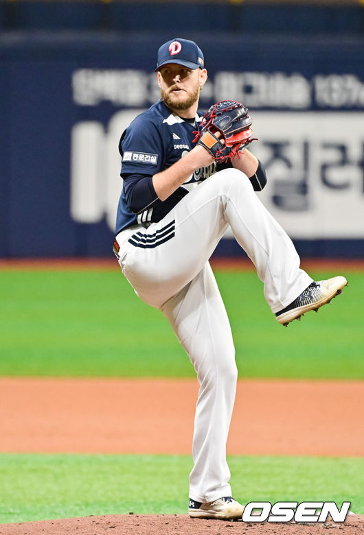 [OSEN=고척, 박준형 기자]  24일 오후 서울 고척스카이돔에서 ‘2025 신한 SOL BANK KBO리그’  키움 히어로즈와 두산 베어스의 경기가 진행됐다.이날 키움은 김연주를 두산은 콜어빈을 선발투수로 내세웠다.1회말 두산 선발투수 콜어빈이 역투하고 있다.    2025.04.24 / soul1014@osen.co.kr