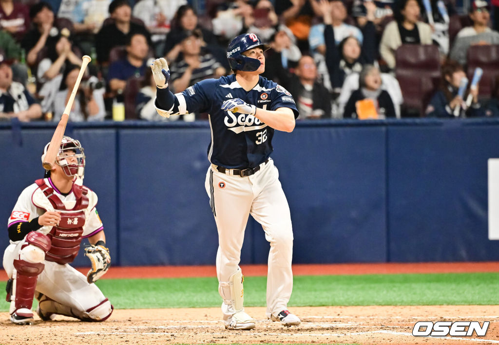 24일 오후 서울 고척스카이돔에서 ‘2025 신한 SOL BANK KBO리그’ 키움 히어로즈와 두산 베어스의 경기가 진행됐다.이날 키움은 김연주를 두산은 콜어빈을 선발투수로 내세웠다.7회초 1사 1,2루 두산 김재환이 3점 홈런을 날리고 있다. 2025.04.24 / soul1014@osen.co.kr