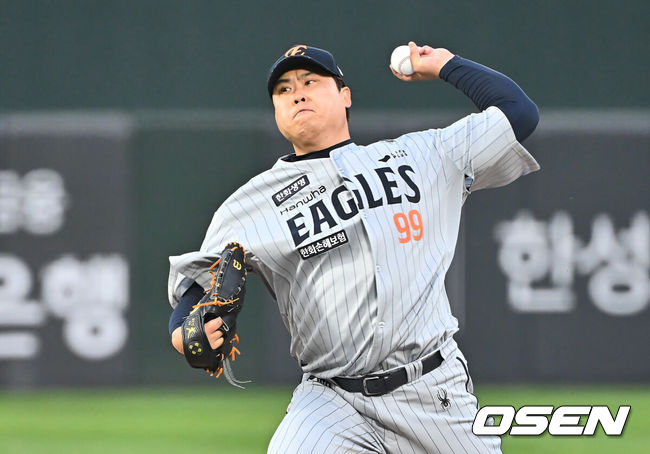[OSEN=부산, 이석우 기자] 24일 부산 사직야구장에서 2025 신한 SOL 뱅크 KBO 리그 롯데 자이언츠와 한화 이글스의 경기가 열렸다. 홈팀 롯데는 박세웅, 방문팀 한화는 류현진이 선발 출전했다.한화 이글스 선발 투수 류현진이 역투하고 있다. 2025.04.24 / foto0307@osen.co.kr