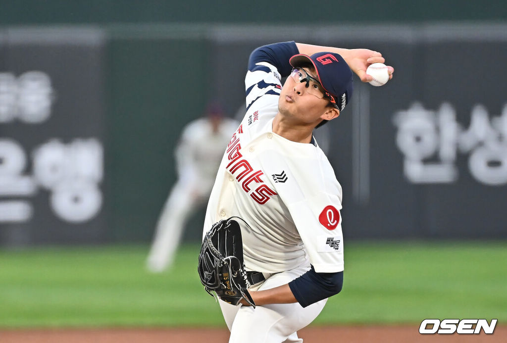 24일 부산 사직야구장에서 2025 신한 SOL 뱅크 KBO 리그 롯데 자이언츠와 한화 이글스의 경기가 열렸다. 홈팀 롯데는 박세웅, 방문팀 한화는 류현진이 선발 출전했다.롯데 자이언츠 선발 투수 박세웅이 역투하고 있다. 2025.04.24 / foto0307@osen.co.kr