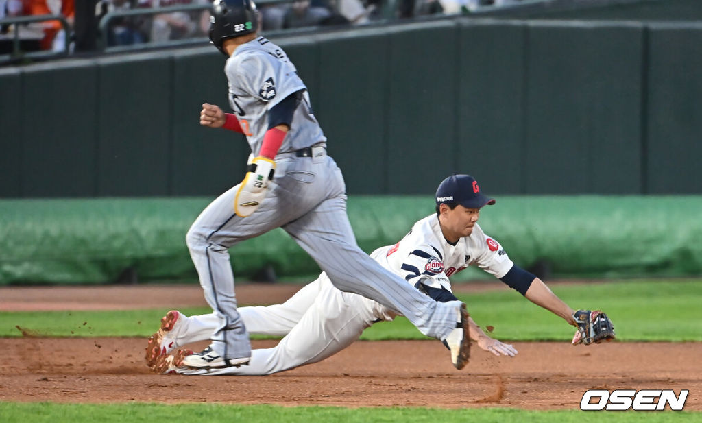 24일 부산 사직야구장에서 2025 신한 SOL 뱅크 KBO 리그 롯데 자이언츠와 한화 이글스의 경기가 열렸다. 홈팀 롯데는 박세웅, 방문팀 한화는 류현진이 선발 출전했다.롯데 자이언츠 손호영이 2회초 2사 만루 한화 이글스 심우준의 안타성 타구를 몸을 날려 잡아내고 있다. 2025.04.24 / foto0307@osen.co.kr