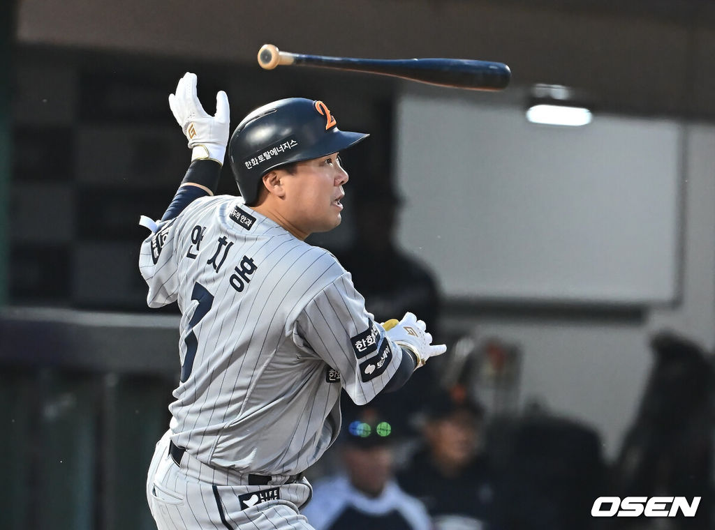 24일 부산 사직야구장에서 2025 신한 SOL 뱅크 KBO 리그 롯데 자이언츠와 한화 이글스의 경기가 열렸다. 홈팀 롯데는 박세웅, 방문팀 한화는 류현진이 선발 출전했다.한화 이글스 안치홍이 2회초 2사 만루 중견수 오른쪽 2타점 안타를 치고 있다. 2025.04.24 / foto0307@osen.co.kr