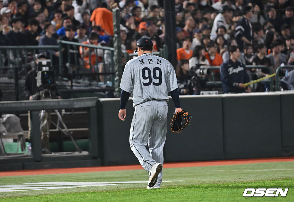 24일 부산 사직야구장에서 2025 신한 SOL 뱅크 KBO 리그 롯데 자이언츠와 한화 이글스의 경기가 열렸다. 홈팀 롯데는 박세웅, 방문팀 한화는 류현진이 선발 출전했다.한화 이글스 류현진이 6회말 역전을 허용하고 아쉬운 걸음을 걷고 있다. 2025.04.24 / foto0307@osen.co.kr