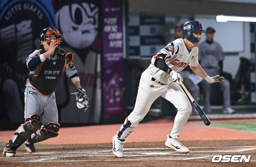 24일 부산 사직야구장에서 2025 신한 SOL 뱅크 KBO 리그 롯데 자이언츠와 한화 이글스의 경기가 열렸다. 홈팀 롯데는 박세웅, 방문팀 한화는 류현진이 선발 출전했다.롯데 자이언츠 나승엽이 6회말 1사 만루 우익수 앞 2타점 안타를 치고 있다. 2025.04.24 / foto0307@osen.co.kr