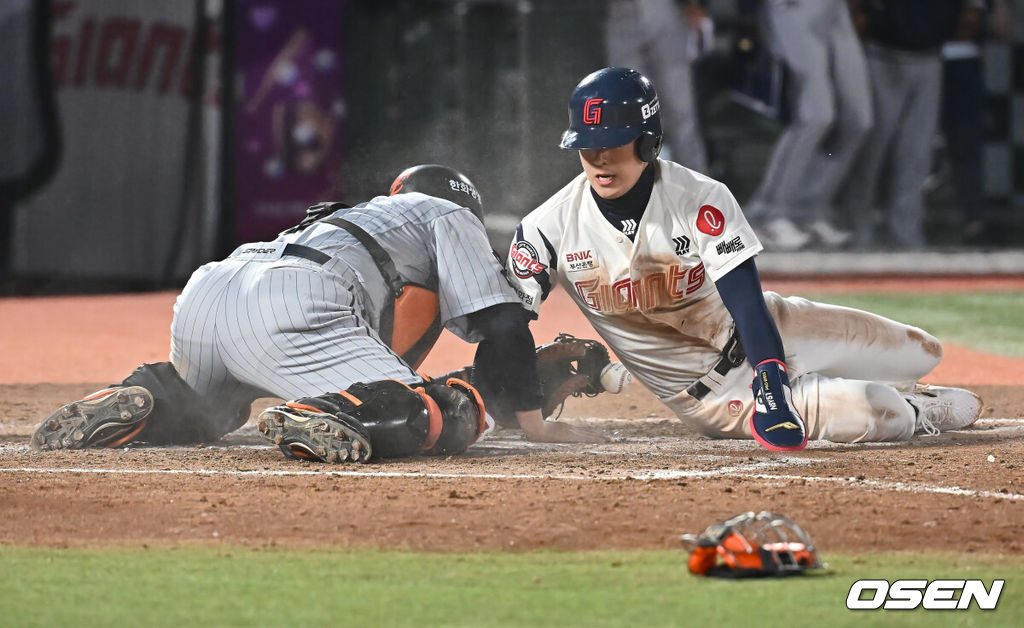 24일 부산 사직야구장에서 2025 신한 SOL 뱅크 KBO 리그 롯데 자이언츠와 한화 이글스의 경기가 열렸다. 홈팀 롯데는 박세웅, 방문팀 한화는 류현진이 선발 출전했다.롯데 자이언츠 한태양이 8회말 1사 1,3루 정보근의 좌익수 플라이 아웃때 송구 실책으로 홈에서 세이프되고 있다. 2025.04.24 / foto0307@osen.co.kr