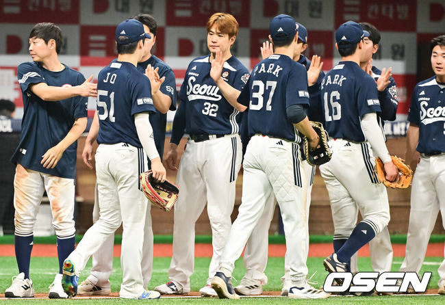 [OSEN=고척, 박준형 기자] 프로야구 두산 베어스가 2연승을 달리며 주중 3연전 위닝시리즈를 챙겼다. 두산은 24일 서울 고척스카이돔에서 열린 ‘2025 신한은행 SOL Bank KBO리그’ 키움 히어로즈와의 경기에서 9-3으로 승리했다. 이날 승리로 2연승을 달린 두산은 주중 3연전 첫 경기를 내주고도 위닝시리즈를 가져가는데 성공했다. 경기종료 후 두산 김재환이 동료들과 승리의 기쁨을 나누고 있다.  2025.04.24 / soul1014@osen.co.kr