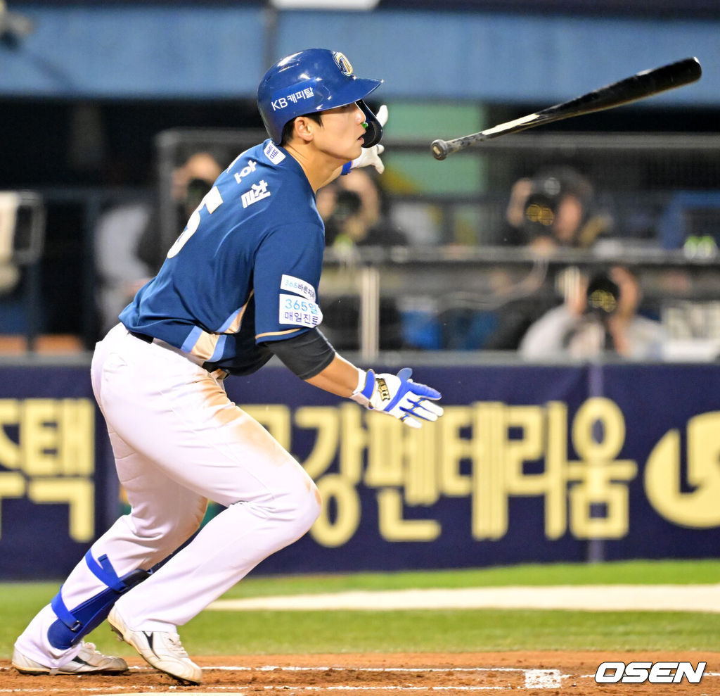 24일 오후 서울 잠실야구장에서 2025 신한 SOL Bank KBO리그 LG 트윈스와 NC 다이노스의 경기가 열렸다.홈팀 LG는 치리노스, 원정팀 NC는 라일리를 선발로 내세웠다4회초 1사 주자 2,3루 NC 서호철이 우중간 선취 2타점 적시타를 때리고 있다. 2025.04.24 / rumi@osen.co.kr
