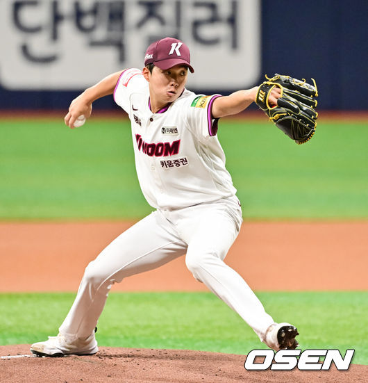 [OSEN=고척, 박준형 기자]  24일 오후 서울 고척스카이돔에서 ‘2025 신한 SOL BANK KBO리그’  키움 히어로즈와 두산 베어스의 경기가 진행됐다.이날 키움은 김연주를 두산은 콜어빈을 선발투수로 내세웠다.1회초 키움 선발투수 김연주가 역투하고 있다.    2025.04.24 / soul1014@osen.co.kr