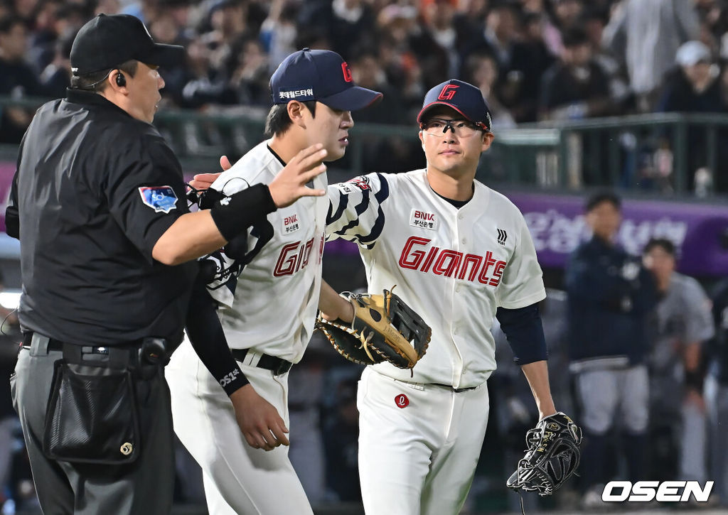 24일 부산 사직야구장에서 2025 신한 SOL 뱅크 KBO 리그 롯데 자이언츠와 한화 이글스의 경기가 열렸다. 홈팀 롯데는 박세웅, 방문팀 한화는 류현진이 선발 출전했다.롯데 자이언츠 박세웅이 4회초 무사 1루 한화 이글스 최재훈의 번트를 잡은 나승엽에게 감사를 하고 있다. 2025.04.24 / foto0307@osen.co.kr