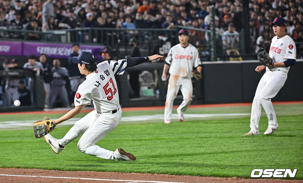 24일 부산 사직야구장에서 2025 신한 SOL 뱅크 KBO 리그 롯데 자이언츠와 한화 이글스의 경기가 열렸다. 홈팀 롯데는 박세웅, 방문팀 한화는 류현진이 선발 출전했다.롯데 자이언츠 나승엽이 4회초 무사 1루 한화 이글스 최재훈의 번트를 잡고 있다. 2025.04.24 / foto0307@osen.co.kr