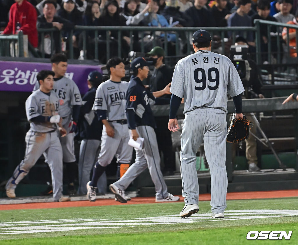 승승승승승승승승패→류현진 망연자실…&apos;RYU 상대 .545&apos; 천적 고의4구 타당했는데, 90억 1루수가 정녕 못 잡을 타구였나