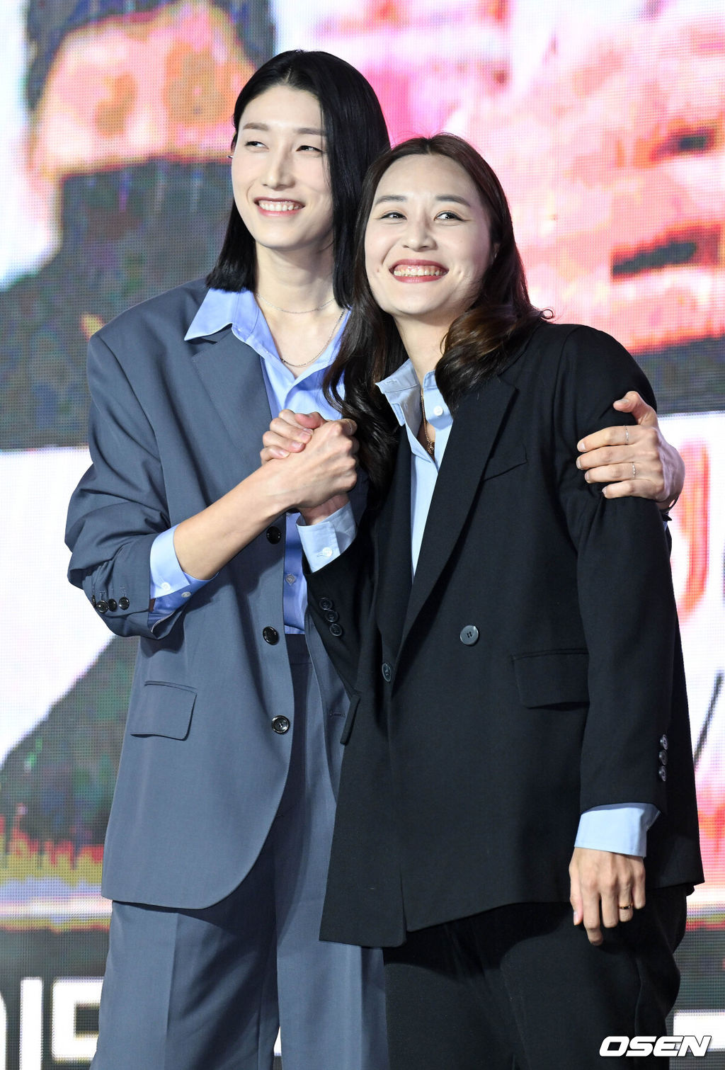 도드람 2022~2023 V-리그 시상식이 10일 오후 서울 용산구 그랜드하얏트 서울 그랜드볼룸에서 열렸다.시상식 무대에 오른 김연경, 표승주가 인사를 나누고 있다. 2023.04.10 /cej@osen.co.kr