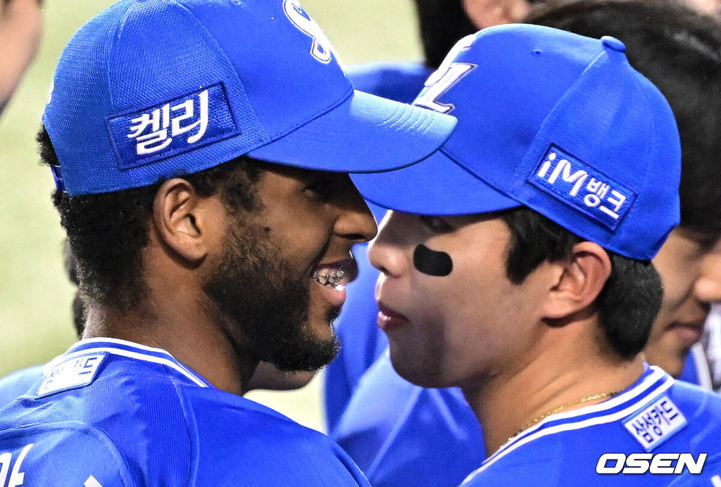 17일 서울 잠실야구장에서 ‘2024 신한 SOL뱅크 KBO 포스트시즌’ 플레이오프 3차전 LG 트윈스와 삼성 라이온즈의 경기가 열렸다.LG는 임찬규, 삼성은 황동재를 3차전 선발 투수로 내세웠다.삼성 디아즈, 김영웅이 경기를 준비하고 있다. 2024.10.17 / jpnews@osen.co.kr