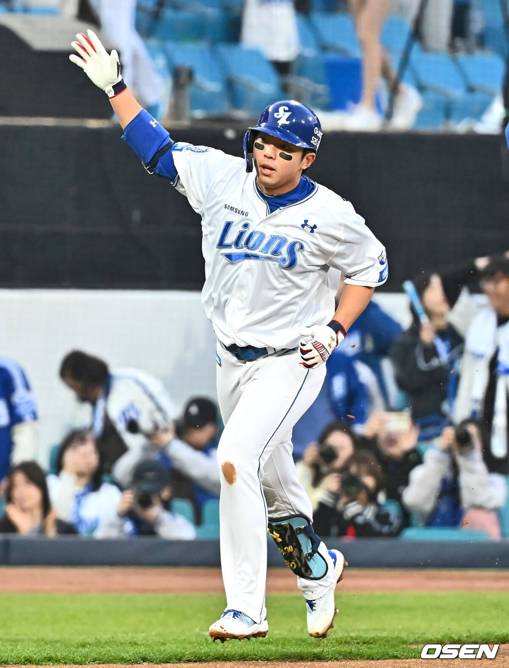 4일 대구삼성라이온즈파크에서 2025 신한 SOL 뱅크 KBO 리그 삼성 라이온즈와 한화 이글스의 경기가 열렸다. 홈팀 삼성은 원태인이, 방문팀 한화는 와이스가 선발 출전했다. 삼성 라이온즈 김영웅이 1회말 2사 좌월 솔로 홈런을 치고 하이파이브를 하고 있다. 2025.04.04 / foto0307@osen.co.kr