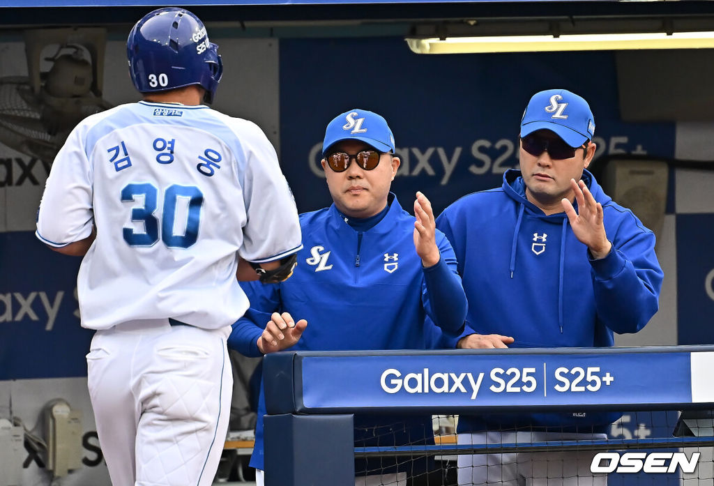 19일 대구삼성라이온즈파크에서 2025 신한 SOL 뱅크 KBO 리그 삼성 라이온즈와 롯데 자이언츠의 경기가 열렸다. 홈팀 삼성은 김대호가, 방문팀 롯데는 김진욱이 선발 출전했다. 삼성 라이온즈 김영웅이 2회말 우월 솔로 홈런을 치고 박진만 감독과 하이파이브를 하고 있다. 2025.04.19 / foto0307@osen.co.kr