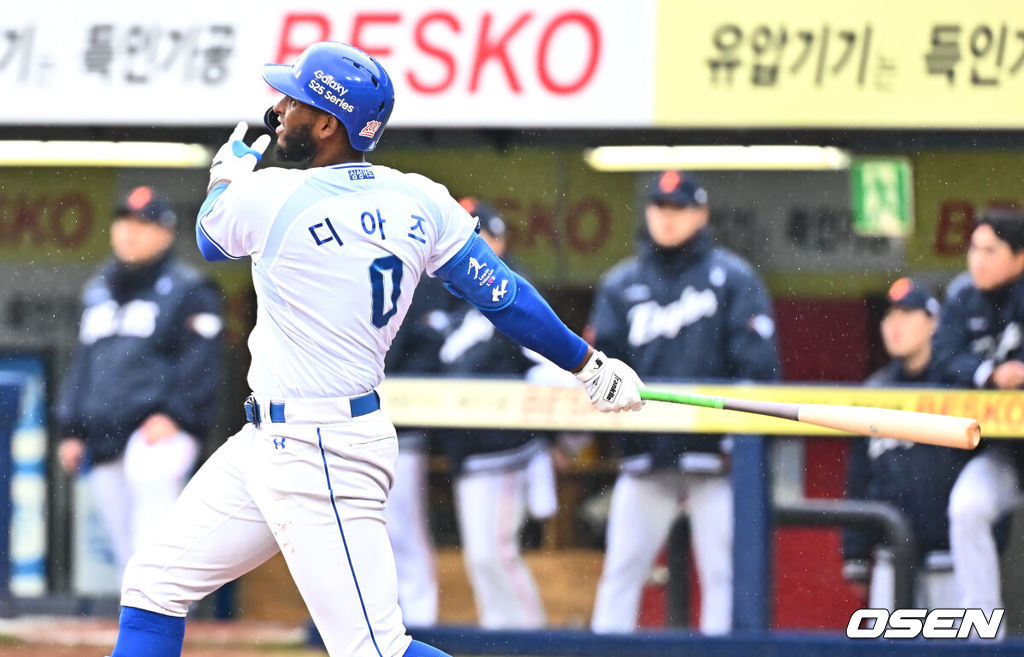 5일 대구삼성라이온즈파크에서 2025 신한 SOL 뱅크 KBO 리그 삼성 라이온즈와 한화 이글스의 경기가 열렸다. 홈팀 삼성은 이승현이, 방문팀 한화는 류현진이 선발 출전했다. 삼성 라이온즈 디아즈가 6회말 우월 솔로 홈런을 치고 있다. 2025.04.05 / foto0307@osen.co.kr