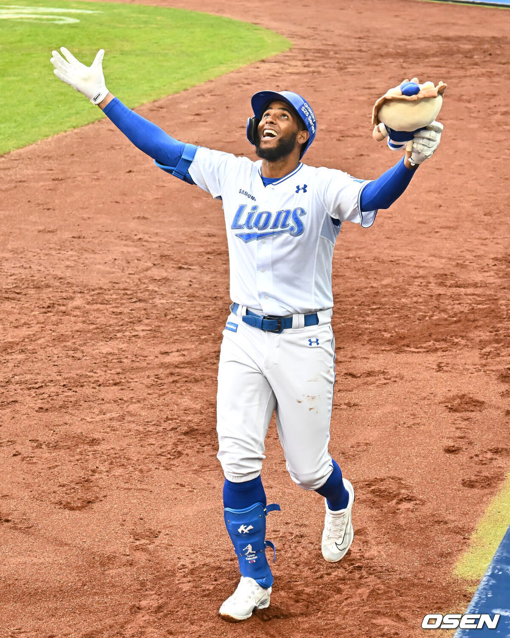 5일 대구삼성라이온즈파크에서 2025 신한 SOL 뱅크 KBO 리그 삼성 라이온즈와 한화 이글스의 경기가 열렸다. 홈팀 삼성은 이승현이, 방문팀 한화는 류현진이 선발 출전했다. 삼성 라이온즈 디아즈가 6회말 우월 솔로 홈런을 치고 세리머니를 하고 있다. 2025.04.05 / foto0307@osen.co.kr