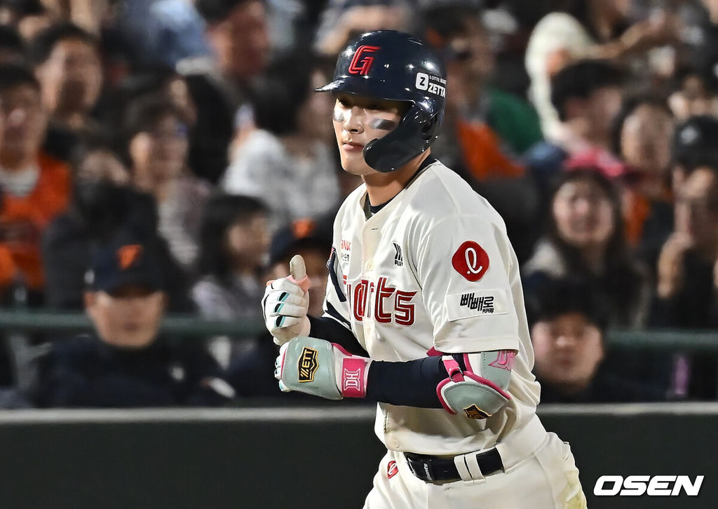 24일 부산 사직야구장에서 2025 신한 SOL 뱅크 KBO 리그 롯데 자이언츠와 한화 이글스의 경기가 열렸다. 홈팀 롯데는 박세웅, 방문팀 한화는 류현진이 선발 출전했다.롯데 자이언츠 윤동희가 4회말 좌월 솔로 홈런을 치고 세리머니를 하고 있다. 2025.04.24 / foto0307@osen.co.kr