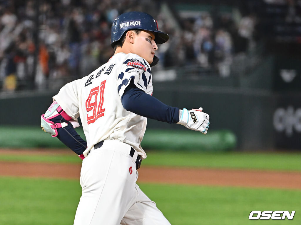 24일 부산 사직야구장에서 2025 신한 SOL 뱅크 KBO 리그 롯데 자이언츠와 한화 이글스의 경기가 열렸다. 홈팀 롯데는 박세웅, 방문팀 한화는 류현진이 선발 출전했다.롯데 자이언츠 윤동희가 4회말 좌월 솔로 홈런을 치고 그라운드를 돌고 있다. 2025.04.24 / foto0307@osen.co.kr