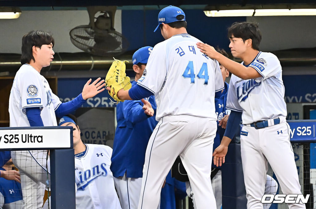 19일 대구삼성라이온즈파크에서 2025 신한 SOL 뱅크 KBO 리그 삼성 라이온즈와 롯데 자이언츠의 경기가 열렸다. 홈팀 삼성은 김대호가, 방문팀 롯데는 김진욱이 선발 출전했다. 삼성 라이온즈 선발 투수 김대호가 3회초 교체되고 있다. 2025.04.19 / foto0307@osen.co.kr