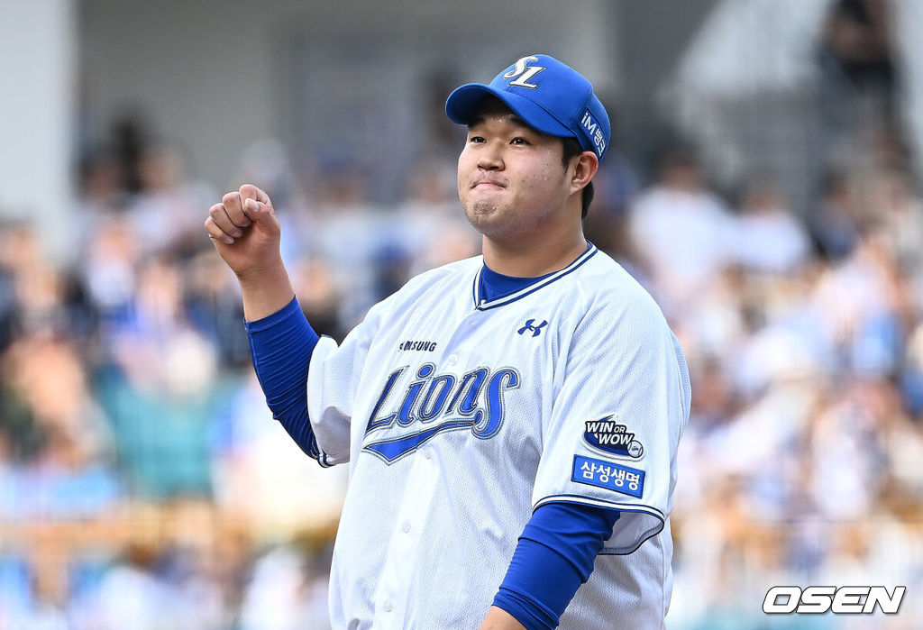 19일 대구삼성라이온즈파크에서 2025 신한 SOL 뱅크 KBO 리그 삼성 라이온즈와 롯데 자이언츠의 경기가 열렸다. 홈팀 삼성은 김대호가, 방문팀 롯데는 김진욱이 선발 출전했다. 삼성 라이온즈 선발 투수 김대호가 주먹을 불끈 쥐고 있다. 2025.04.19 / foto0307@osen.co.kr